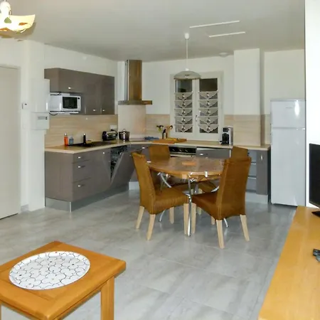 Maison Confortable Avec Vue Montagne A Nant, Piscine Partagee