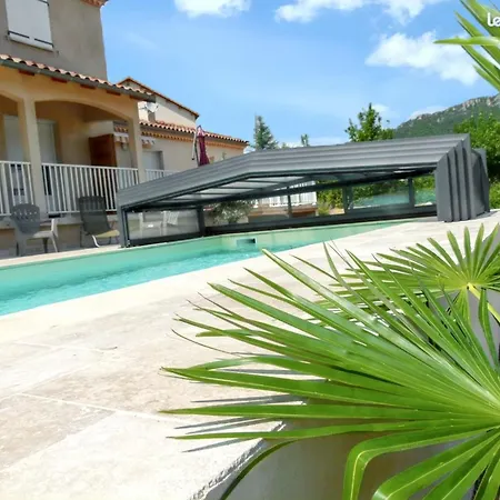 Maison Confortable Avec Vue Montagne A Nant, Piscine Partagee بيت للعطل