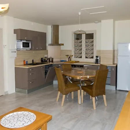 بيت للعطل Maison Confortable Avec Vue Montagne A Nant, Piscine Partagee